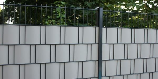 Sichtschutzzaun im aufgebauten Zustand
